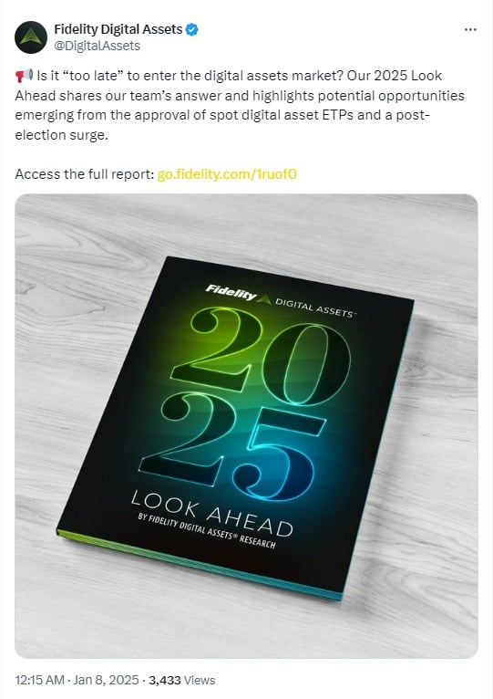 پوشش گزارش 'نگاه به جلو 2025' Fidelity Digital Assets با متن برجسته '2025' در طراحی رنگ گرادیان، که روندهای کلیدی در بازار داراییهای دیجیتال را نشان میدهد. این گزارش بر روی یک سطح چوبی قرار دارد و با متنی که بینشهایی درباره ETPهای دارایی دیجیتال و فرصتهای بازار را معرفی میکند، همراه شده است.