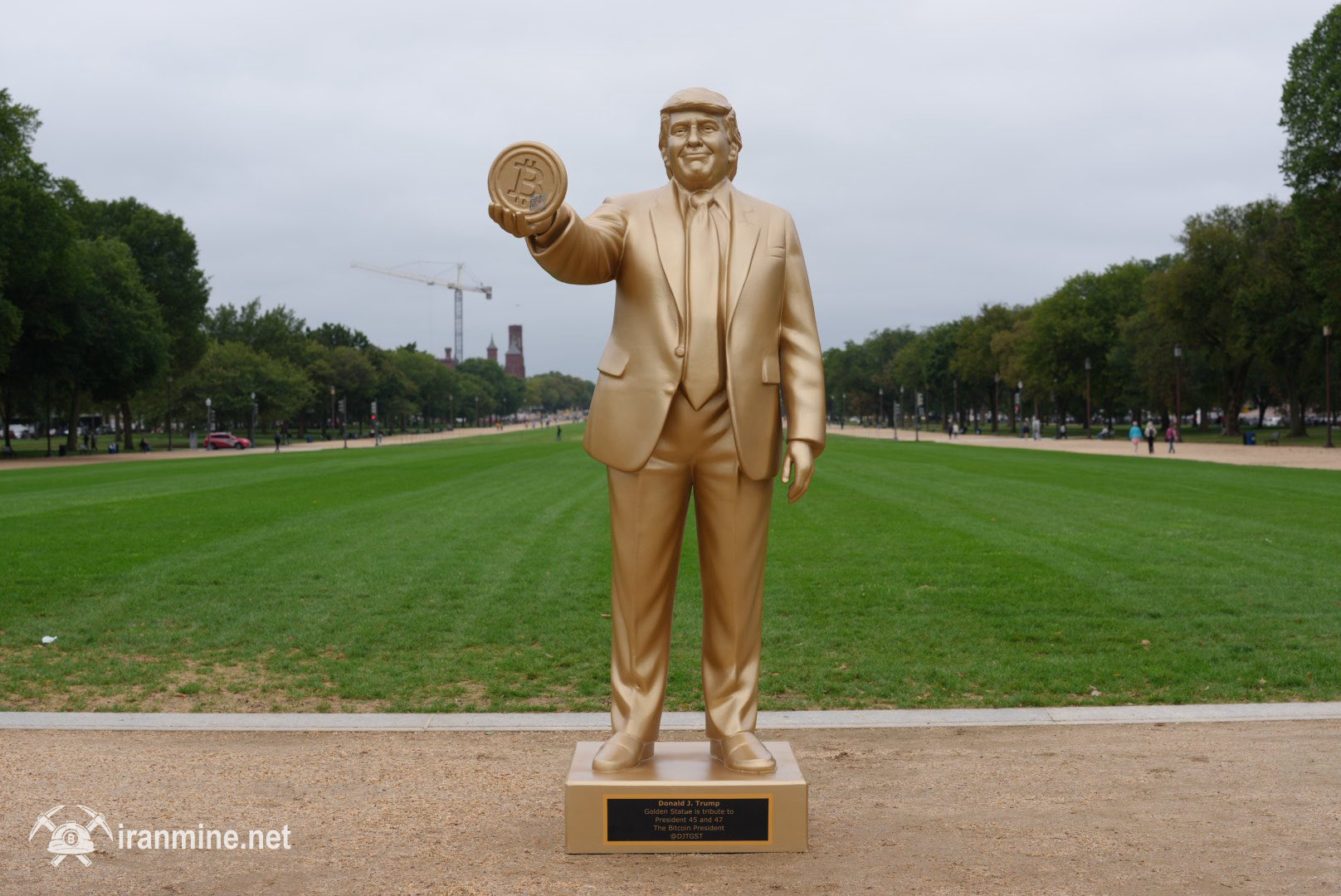 نصب مجسمه طلایی ترامپ با بیت کوین در واشنگتن! | ایران ماین